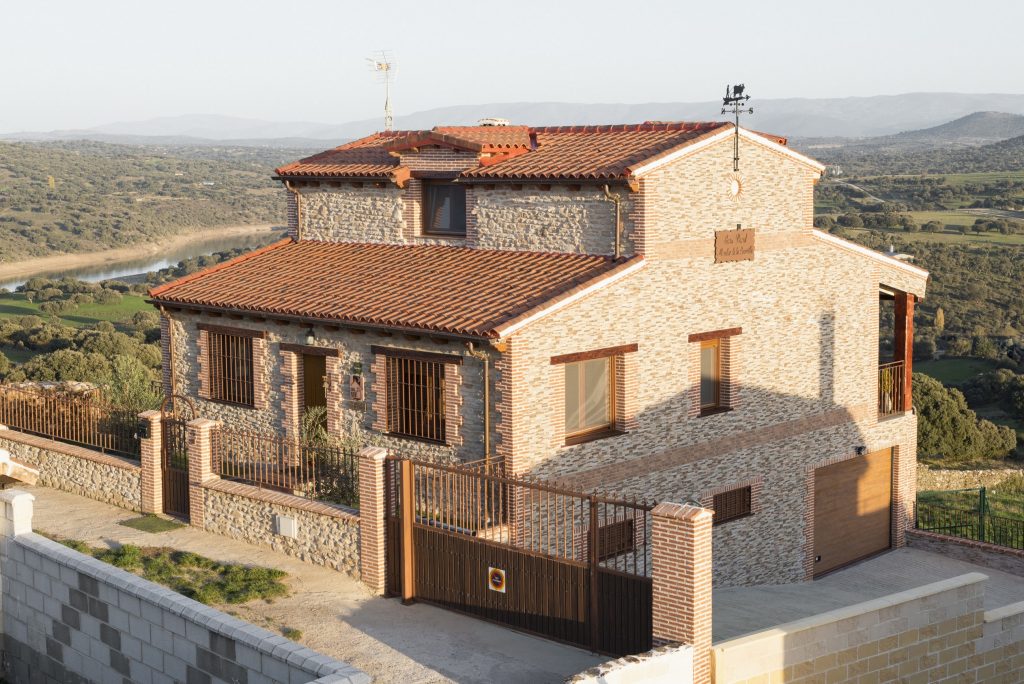 Casa Rural con SPA Mirador de la Covatilla en Guijo de Ávila - Exterior